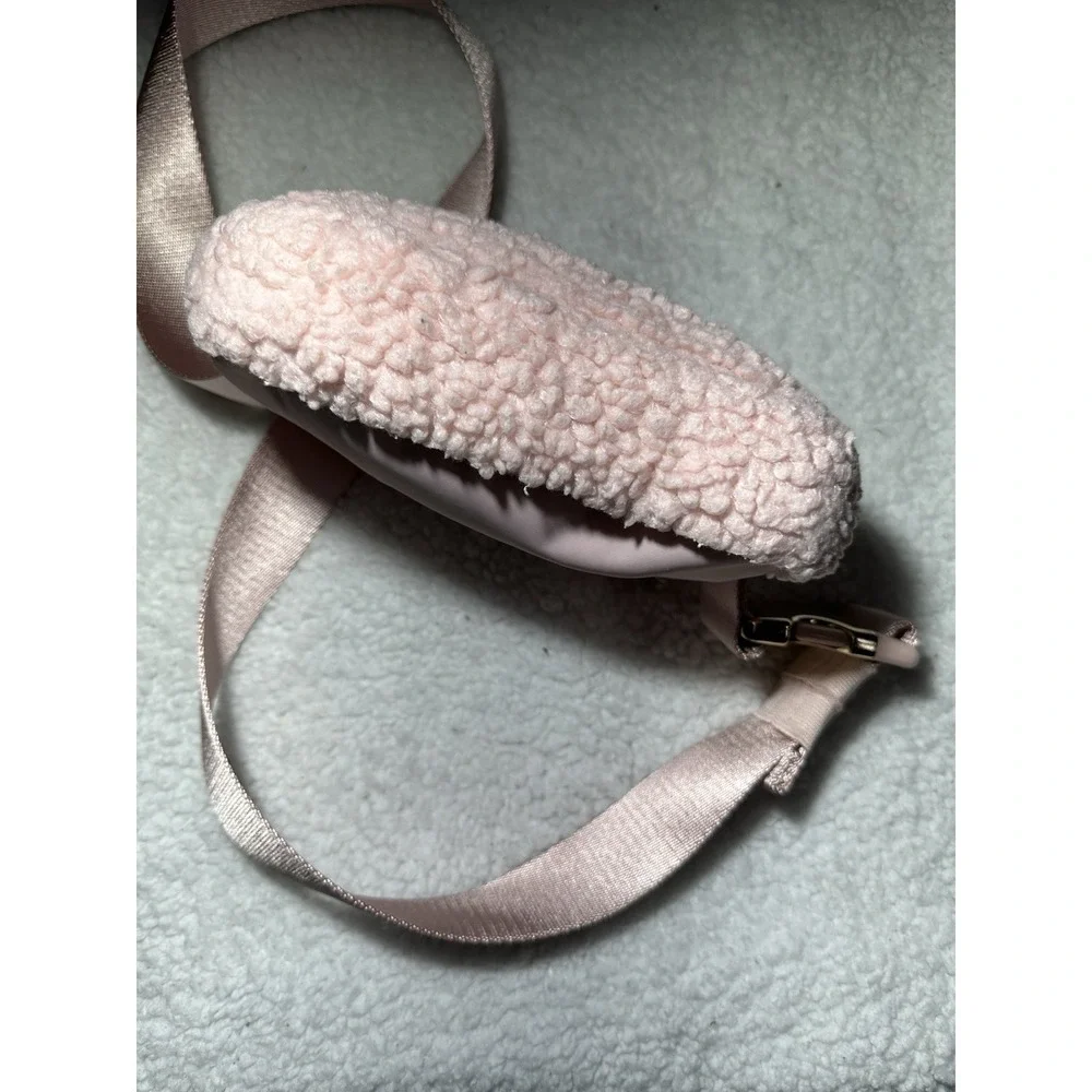 Lululemon Everywhere Belt Bag Fleece One Size 1L‎ Pink Mist Gold Hardware